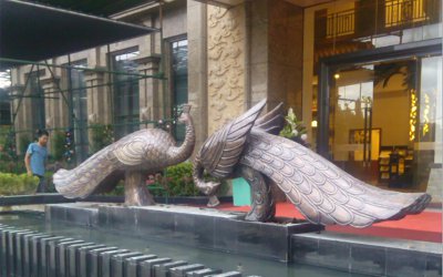 大型酒店門(mén)口兩只戲水的玻璃鋼仿銅孔雀雕塑