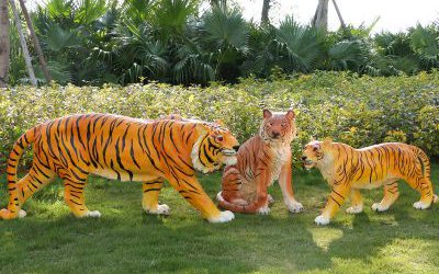 公園里擺放的三只仿真動(dòng)物玻璃鋼彩繪老虎雕塑