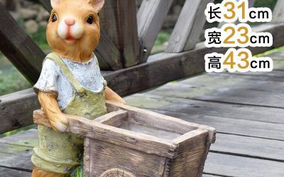 商業(yè)街?jǐn)[放一只推車(chē)的玻璃鋼兔子雕塑