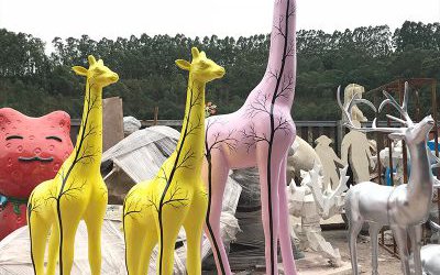 游樂場(chǎng)大型彩繪玻璃鋼長(zhǎng)頸鹿雕塑