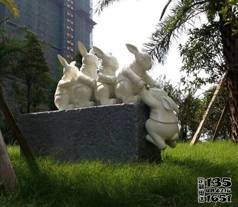 小區(qū)草坪裝飾一群卡通玻璃鋼兔子雕塑 小區(qū)草坪裝飾一群卡通玻璃鋼兔子雕塑