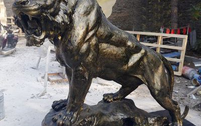 城市街道玻璃鋼仿銅老虎雕塑