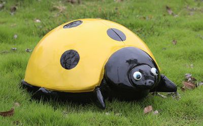 公園草地上擺放的行走的玻璃鋼彩繪瓢蟲雕塑