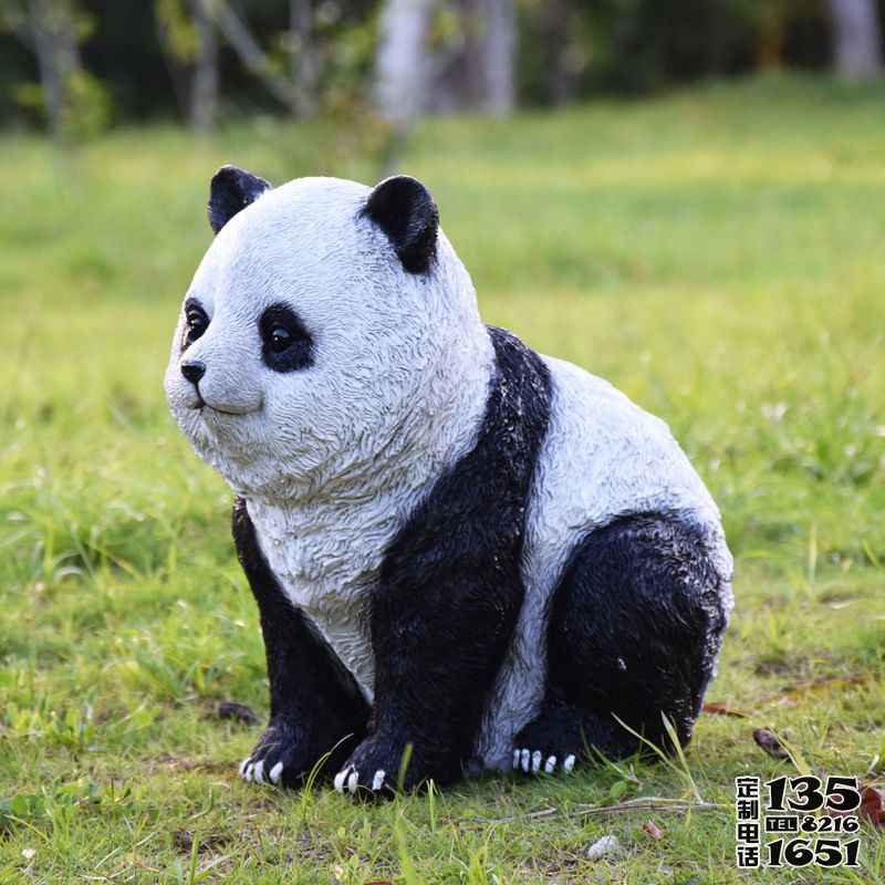 廣場觀光區(qū)蹲坐姿態(tài)玻璃鋼仿真熊貓雕塑 廣場觀光區(qū)蹲坐姿態(tài)玻璃鋼仿真熊貓雕塑