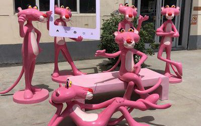 景區(qū)玻璃鋼仿彩繪卡通粉紅豹雕塑