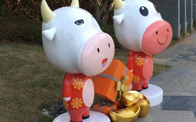 商場兩只卡通玻璃鋼招財進(jìn)寶牛雕塑
