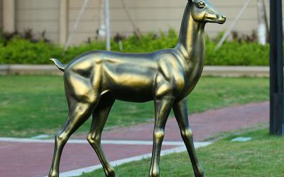公園大型仿真動(dòng)物玻璃鋼仿銅鹿雕塑
