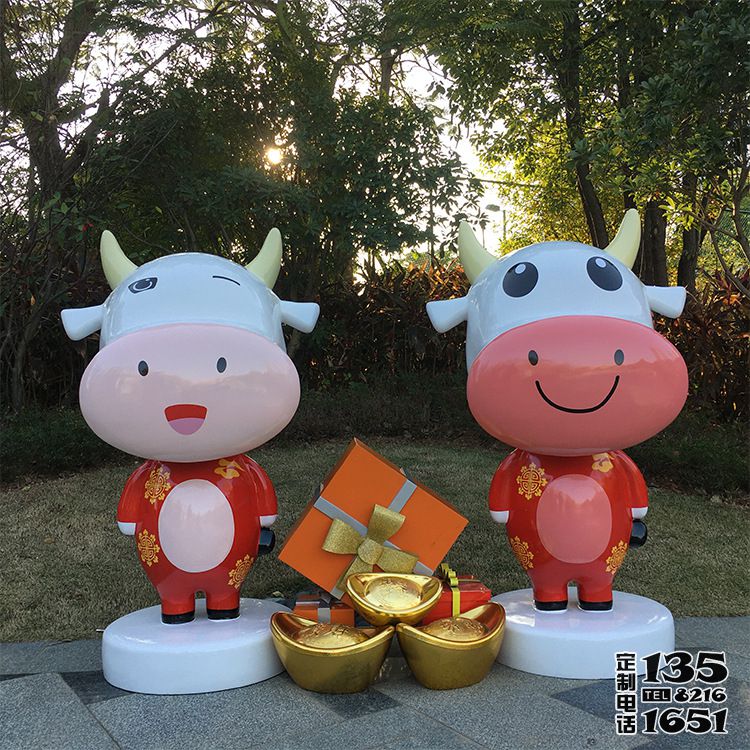 商場創(chuàng)意玻璃鋼卡通彩繪奶牛雕塑 商場創(chuàng)意玻璃鋼卡通彩繪奶牛雕塑