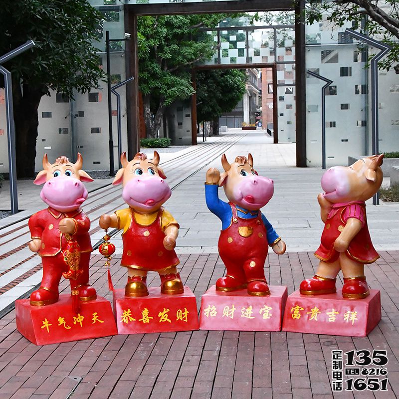 商場(chǎng)擺放四個(gè)喜慶招財(cái)?shù)牟Aт摽ㄍㄅ5袼? title=