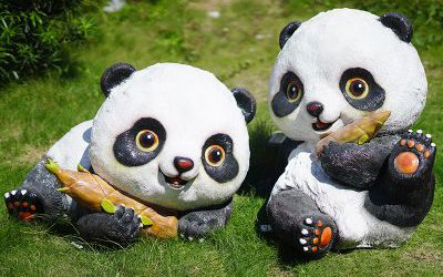 園林公園戶(hù)外吃竹子的卡通熊貓雕塑