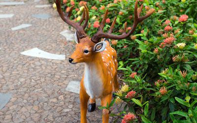 花園小路一只仿真動物擺件梅花鹿雕塑