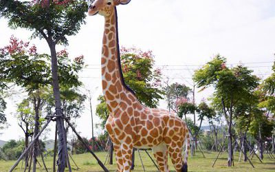 玻璃鋼彩繪創(chuàng)意戶外園林景觀大型仿真長頸鹿雕塑