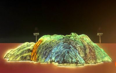 玻璃鋼發(fā)光假山造型雕塑